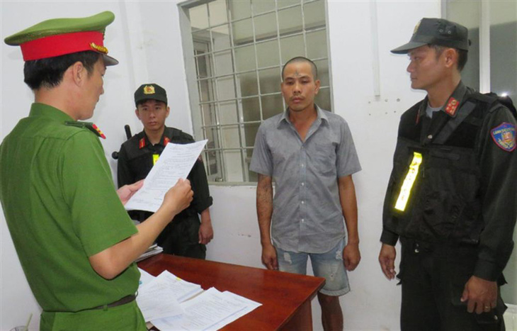 Cơ quan công an thi hành các quyết định đối với Nguyễn Văn Thích - Ảnh: HỒ GIANG