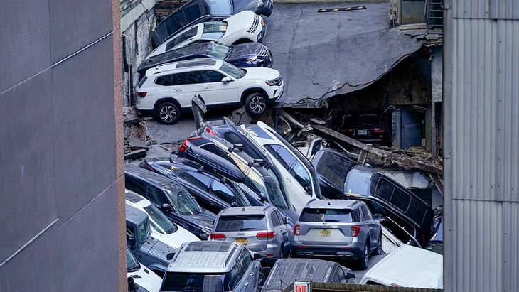 Một bãi đỗ xe cao tầng bị sập ở New York, Mỹ hồi năm 2023, gây lo ngại về hiện tượng xe ngày càng to nặng, đặc biệt là xe điện, dễ dàng gây hư hỏng hạ tầng hơn - Ảnh: AP