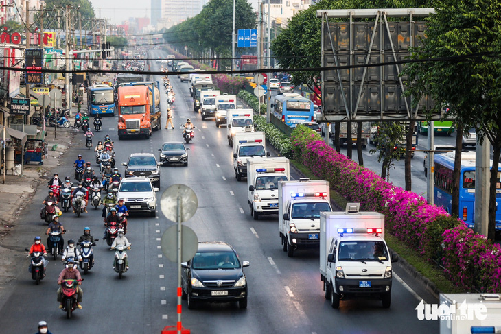 Đoàn xe chở phạm đang trên đường đến tòa - Ảnh: PHƯƠNG QUYÊN