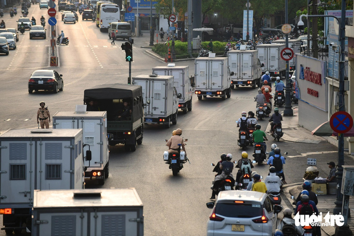 Đoàn xe trên đường Hoàng Văn Thụ - Ảnh: QUANG ĐỊNH