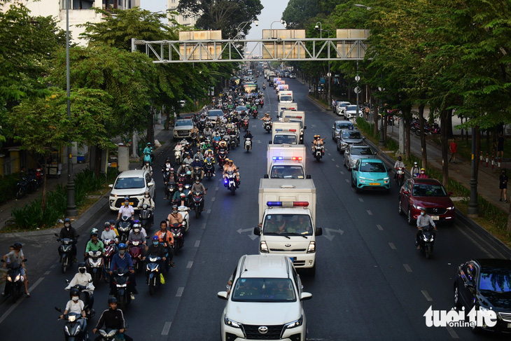 Đoàn xe chở các bị cáo trên đường Hoàng Văn Thụ - Ảnh: QUANG ĐỊNH