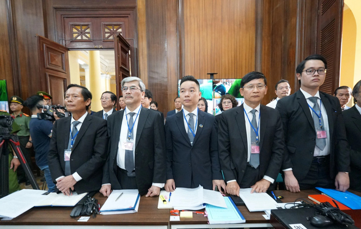 Các luật sư bào chữa cho bị cáo Trương Mỹ Lan (từ trái qua: luật sư Phan Trung Hoài, Nguyễn Huy Thiệp, Giang Hồng Thanh, Trương Thanh Đức, Phan Minh Hoàng) - Ảnh: HOÀNG HÙNG