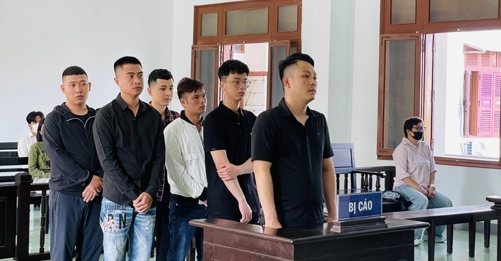6 bị cáo cho vay lãi nặng tại Phú Yên hầu tòa sáng 5-3 - Ảnh: THẾ MINH