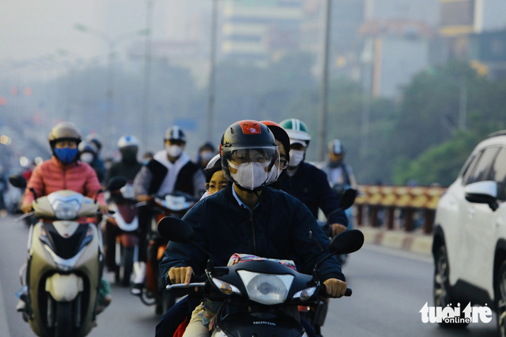 Đường phố Hà Nội ngày cuối năm 2023 không khí mù mờ và kết quả quan trắc xấu - Ảnh: DANH KHANG