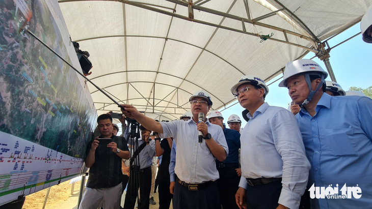 Bộ trưởng Bộ Giao thông vận tải Nguyễn Văn Thắng nghe đại diện Ban quản lý dự án 85 báo cáo tiến độ thực hiện cao tốc Bắc - Nam đoạn qua Bình Định - Ảnh: LÂM THIÊN