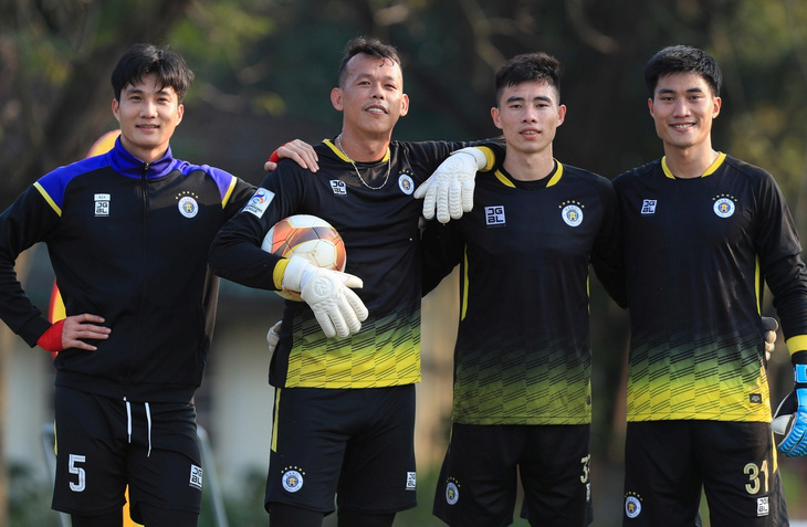 Tấn Trường (thứ 2 từ trái qua) cùng 3 thủ môn của CLB Hà Nội - Ảnh: CLB HN