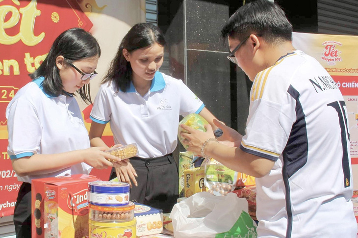 Bạn trẻ tặng thực phẩm cho nhóm thiện nguyện Fly To Sky để trao cho các em có hoàn cảnh khó khăn ở vùng cao - Ảnh: NVCC