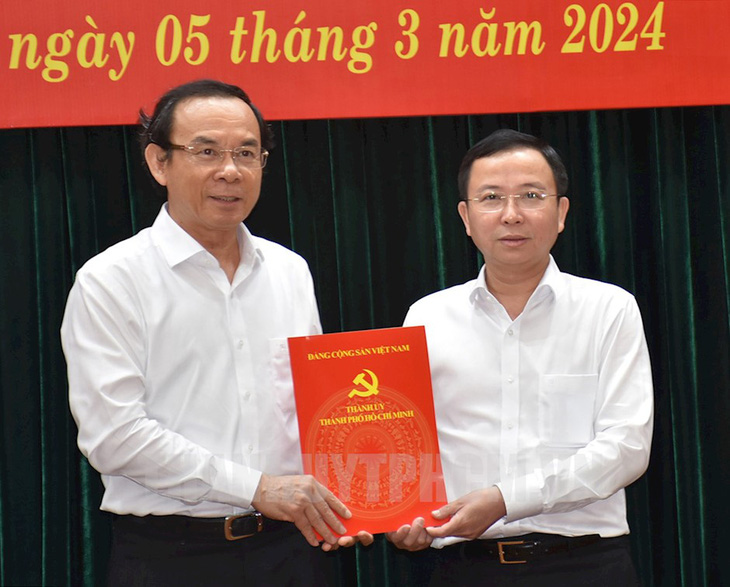 Ông Nguyễn Văn Nên trao Quyết định cho ông Đặng Quốc Toàn - chánh Văn phòng UBND TP.HCM - Ảnh: Website Thành ủy