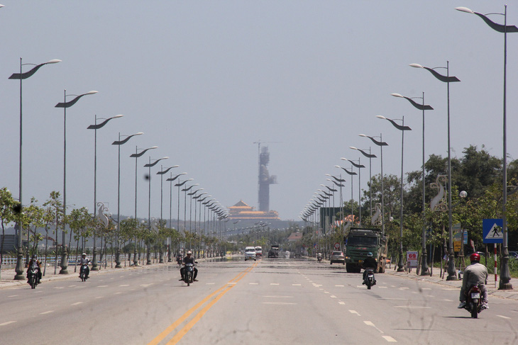 Đường bờ Nam sông Trà Khúc là cung đường đẹp bậc nhất tỉnh Quảng Ngãi - Ảnh: T.M.