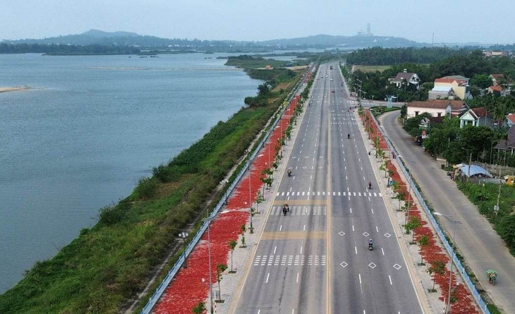 Tuyến đường chạy dọc theo sông Trà Khúc, kết nối TP Quảng Ngãi về phía biển - Ảnh: T.M.