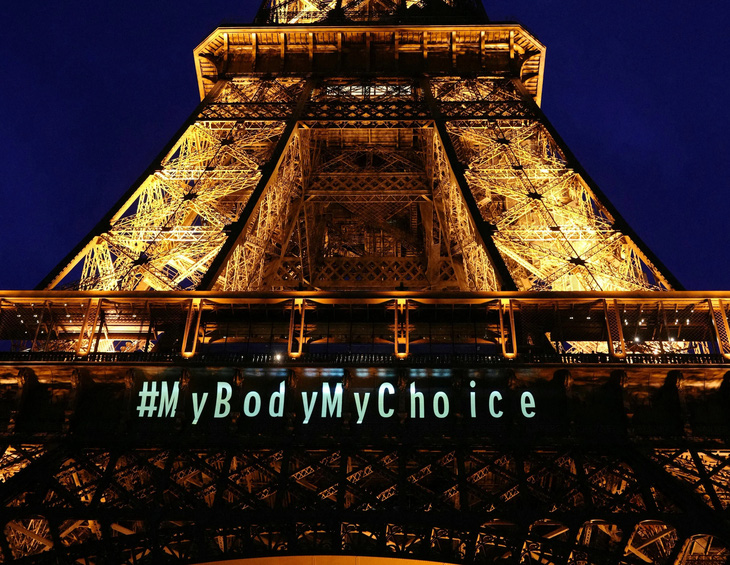 Tháp Eiffel, một trong những biểu tượng thủ đô Paris (Pháp) thắp sáng với biểu ngữ "Cơ thể tôi, lựa chọn của tôi" nhằm hoan nghênh việc Quốc hội nước này đưa quyền phá thai vào Hiến pháp - Ảnh: AFP