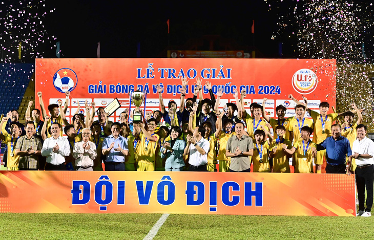 U19 Hà Nội trên bục nhận cúp vô địch Giải U19 quốc gia 2024 - Ảnh: VFF