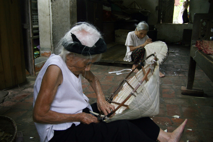 Hai mẹ con bà Bấc ngồi khâu nón cả đời bên nhau tại làng Chuông, Thanh Oai, Hà Nội