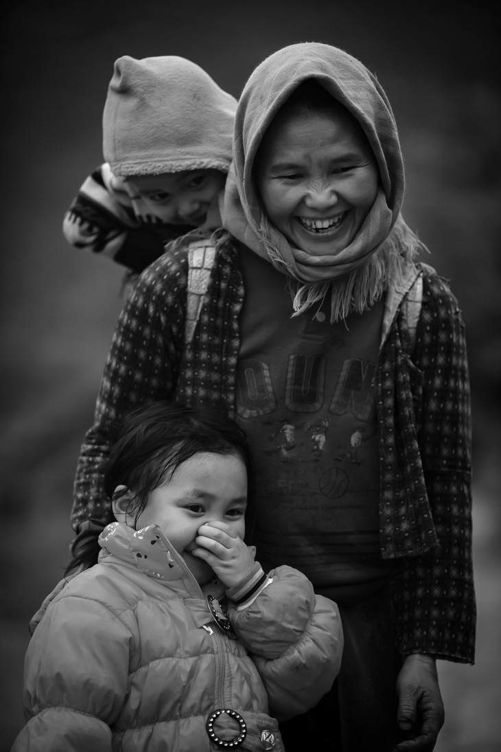 Niềm vui của hai đứa trẻ và bà mẹ khi họ cùng nhau đi chợ sắm đồ tại Phố Cáo, tỉnh Hà Giang
