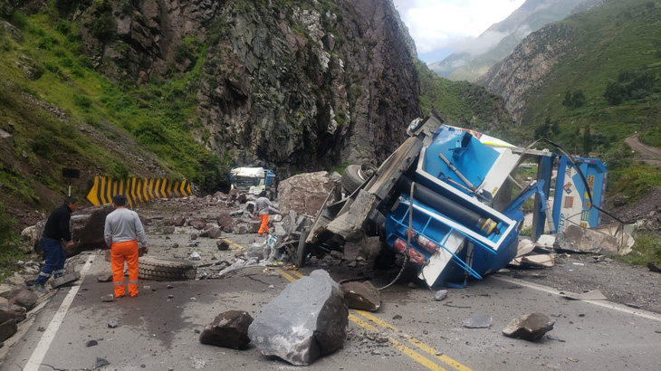 Hai xe tải bị đá lở nghiền nát trong video thót tim- Ảnh 2.