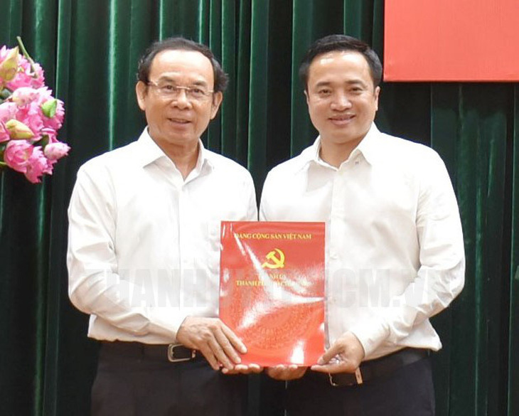 Ông Nguyễn Văn Nên trao Quyết định cho thiếu tướng Mai Hoàng - phó giám đốc Công an TP.HCM - Ảnh: Website Thành ủy
