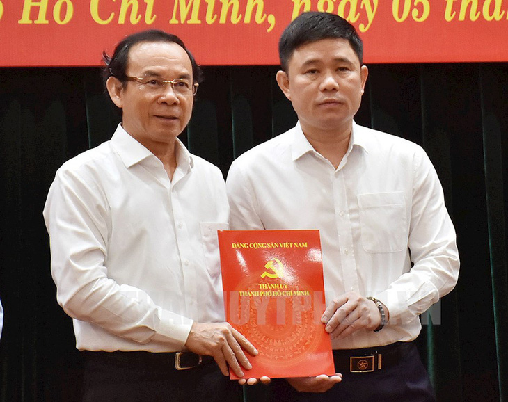 Ông Nguyễn Văn Nên trao Quyết định cho ông Nguyễn Đức Thái - viện trưởng Viện kiểm sát nhân dân TP.HCM - Ảnh: Website Thành ủy
