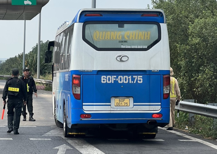 Xe chở khách từ huyện Định Quán đi TP.HCM - Ảnh: C08