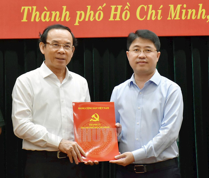 Ông Nguyễn Văn Nên trao Quyết định cho ông Phạm Hồng Sơn - chánh Văn phòng Thành ủy TP.HCM - Ảnh: Website Thành ủy