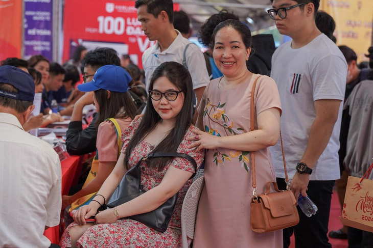 Nguyễn Thị Cẩm Tú - học sinh Trường THPT Trường Chinh (Quận 12, TP.HCM) - cùng mẹ ghé thăm Trường Đại học Văn Lang, tìm hiểu về ngành Công nghệ Tài chính (Fintech)