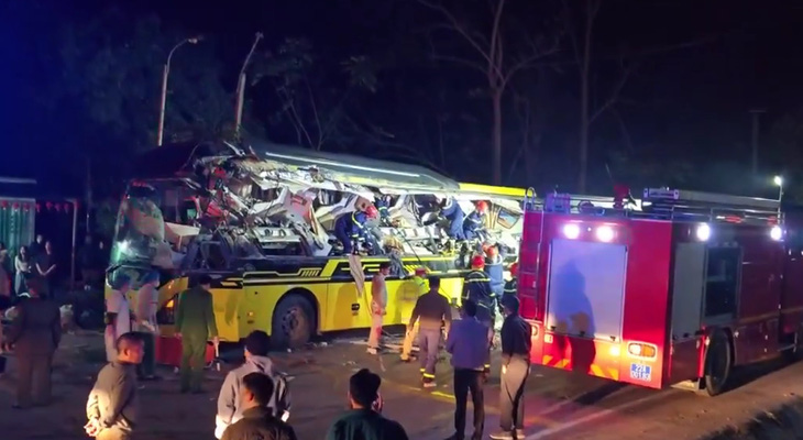 Cảnh sát cắt cửa ô tô khách để đưa nạn nhân trong vụ tai nạn ra ngoài - Ảnh: Công an cung cấp
