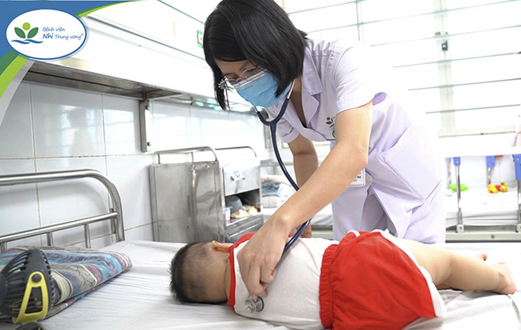 Bác sĩ Trung tâm Bệnh nhiệt đới, Bệnh viện Nhi Trung ương, đang khám lại cho một trẻ mắc tay chân miệng - Ảnh tư liệu: Bệnh viện Nhi Trung ương
