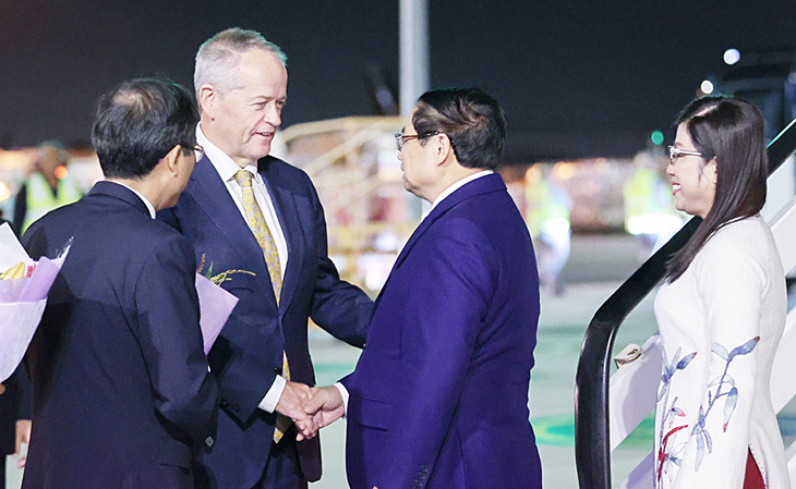 Thủ tướng Phạm Minh Chính và phu nhân tại sân bay quốc tế Melbourne (Úc) tối 4-3 - Ảnh: NHẬT BẮC