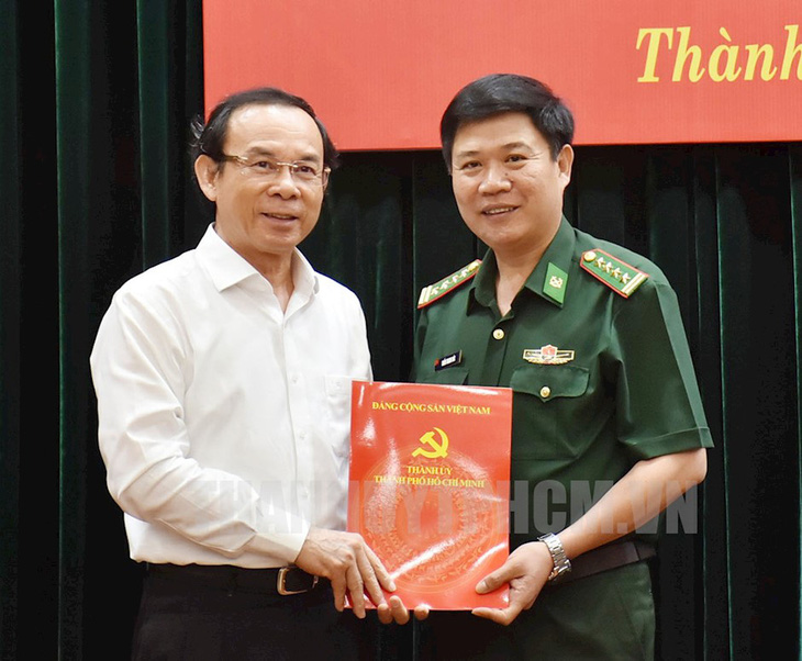Ông Nguyễn Văn Nên trao Quyết định cho đại tá Trần Thanh Đức - chỉ huy trưởng Bộ đội biên phòng TP.HCM - Ảnh: Website Thành ủy