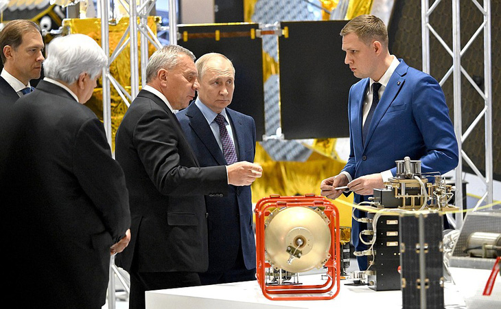 Tổng thống Nga Vladimir Putin và ông Yuri Borisov (bên trái) thăm Tập đoàn Rocket và Vũ trụ Energia ở Korolyov, Nga hồi tháng 10-2023 - Ảnh: KREMLIN.RU