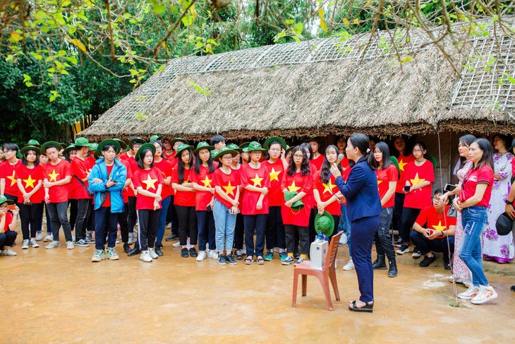 Một chương trình trải nghiệm ngoài trường dành cho học sinh khối 11 của Trường THPT Lê Hồng Phong, TP Hải Phòng tại tỉnh Nghệ An - Ảnh: Trường THPT Lê Hồng Phong