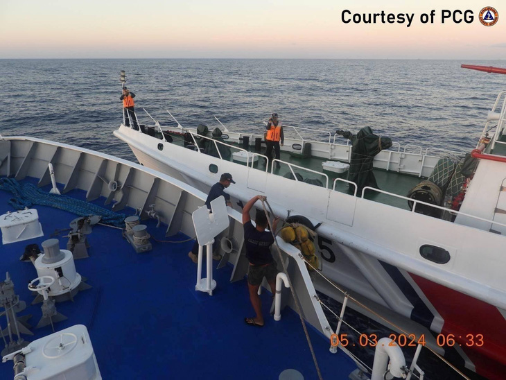 Hình ảnh được ông Jay Tarriela, người phát ngôn Lực lượng tuần duyên Philippines (PCG), đăng lên mạng xã hội X về vụ va chạm giữa tàu hải cảnh Trung Quốc và tàu tuần duyên Philippines ngày 5-3 - Ảnh: Lực lượng tuần duyên Philippines