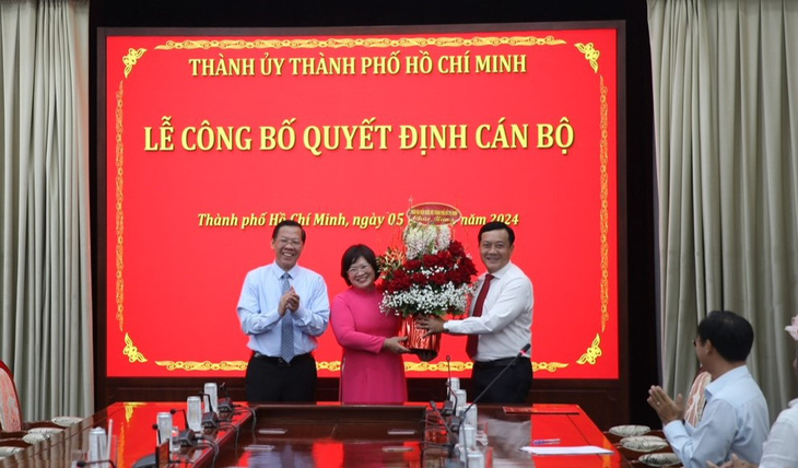 Thường trực Đoàn đại biểu Quốc hội TP.HCM tặng hoa chúc mừng bà Văn Thị Bạch Tuyết - Ảnh: TIẾN LONG