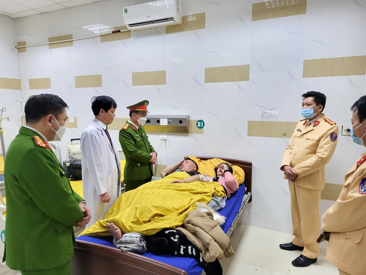 Những người bị thương được đưa vào cấp cứu tại Bệnh viên Đa khoa Phương Bắc, thành phố Tuyên Quang - Ảnh: TTXVN
