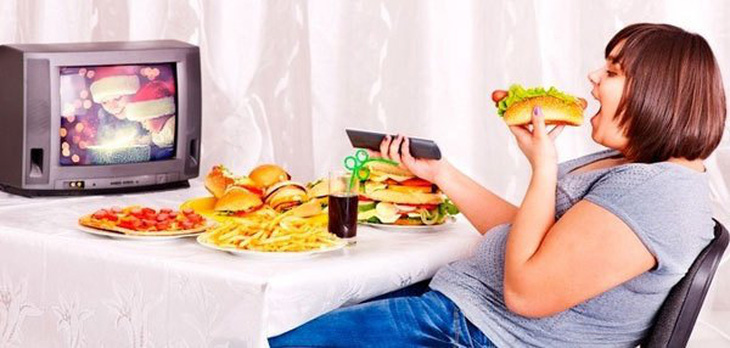 Vừa ăn vừa xem tivi có thể dẫn đến thừa cân, béo phì - Ảnh minh họa