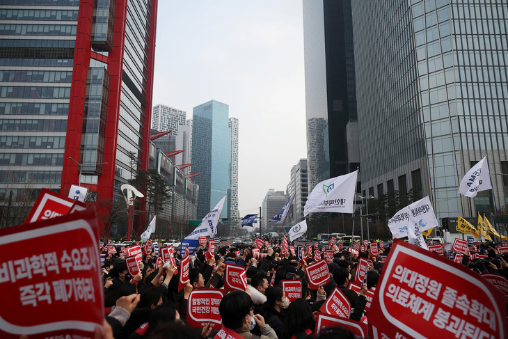 Các bác sĩ hô khẩu hiệu trong một cuộc biểu tình phản đối kế hoạch của chính phủ nhằm tăng tuyển sinh vào trường y ở Seoul, Hàn Quốc, ngày 3 tháng 3 năm 2024. Ảnh: REUTERS