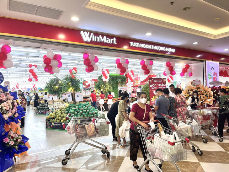 Người tiêu dùng mua sắm tấp nập tại WinMart Hạ Long.