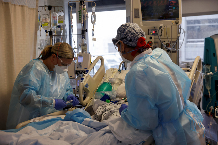 Nhân viên y tế điều trị cho một bệnh nhân mắc COVID-19 ở Mỹ, tháng 1 năm 2022. Ảnh: REUTERS