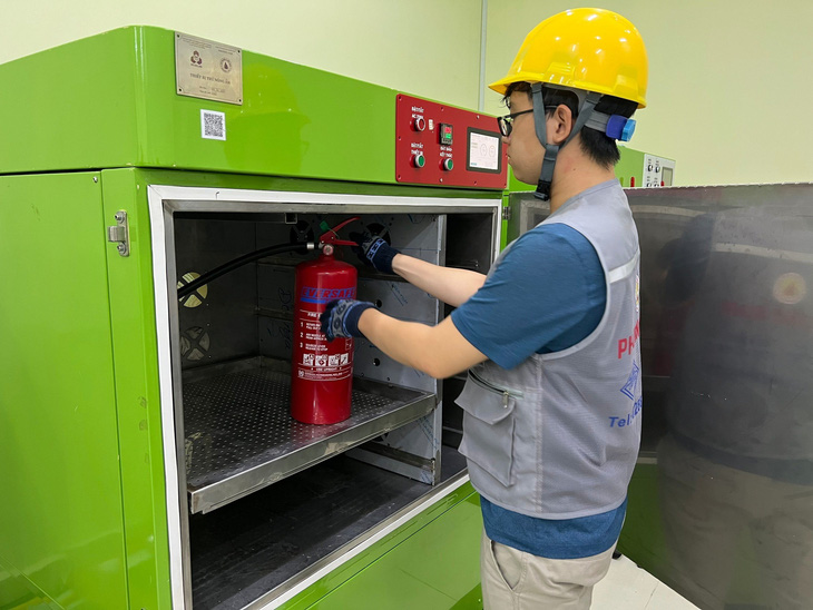 Nhân viên Công ty TNHH Công nghệ PCCC Phương Nam thực hiện quy trình kiểm định bình chữa cháy.