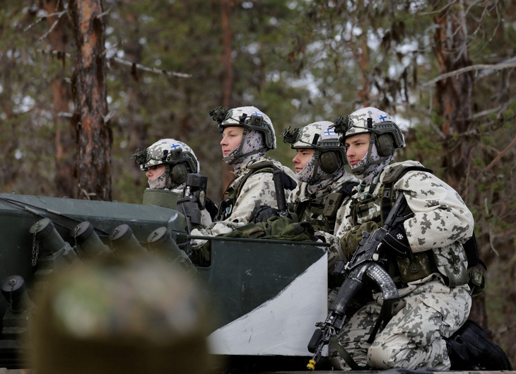 Các binh lính Thụy Điển và Phần Lan tham gia cuộc diễn tập Nordic Response 24 của NATO ở Phần Lan ngày 5-3 - Ảnh: REUTERS