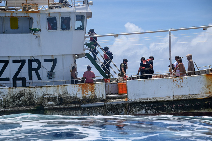 Tàu tuần tra Harriet Lane (WMEC 903) của Mỹ cùng với các sĩ quan của Cục Thủy sản và Hải cảnh Vanuatu kiểm tra tàu đánh cá trong vùng đặc quyền kinh tế Vanuatu ở Nam Thái Bình Dương, hôm 26-2 - Ảnh: REUTERS