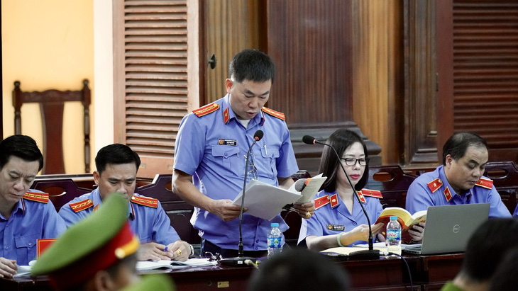 Kiểm sát viên Ngô Phạm Việt tiếp tục công bố cáo trạng - Ảnh: HOÀNG HÙNG