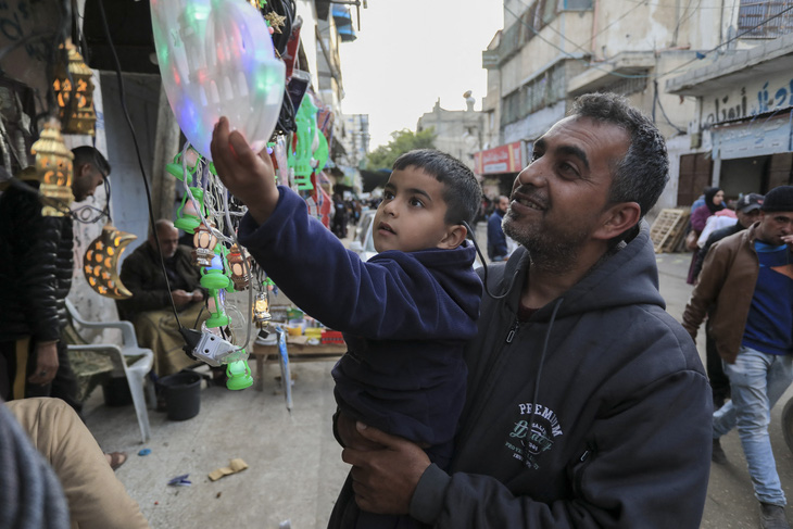 Người dân ở khu vực Deir al-Balah, miền trung Dải Gaza, sắm đèn trang trí cho dịp lễ Ramadan - Ảnh: AFP