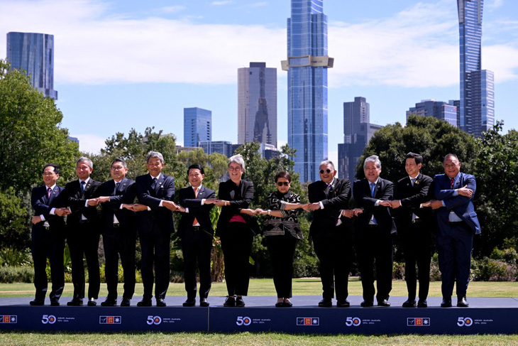 Ngoại trưởng 10 nước ASEAN và Ngoại trưởng Úc chụp ảnh tại thành phố Melbourne sáng 6-3 - Ảnh: AFP