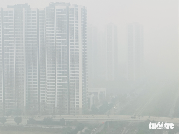 Một khu nhà chung cư ở quận Nam Từ Liêm (Hà Nội) mờ ảo trong sương - Ảnh: QUANG THẾ