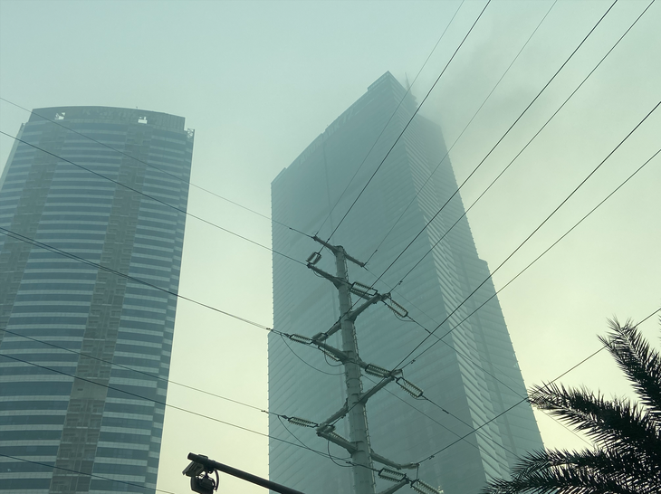 Tòa nhà Keangnam (tòa nhà cao nhất Hà Nội) cũng mờ trong sương - Ảnh: QUANG THẾ 