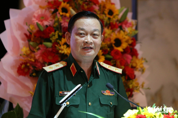Trung tướng Trần Hoài Trung, chính ủy Quân khu 7, phát biểu tại buổi gặp mặt - Ảnh: MINH HÒA