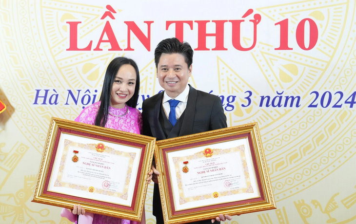 Hai vợ chồng nghệ sĩ Tấn Minh - Thu Huyền cùng nhận danh hiệu Nghệ sĩ nhân dân - Ảnh: QUANG TẤN