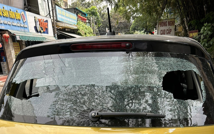 Công an xác minh vụ cửa kính nhà dân, ô tô ở Tân Bình bị trúng bi sắt