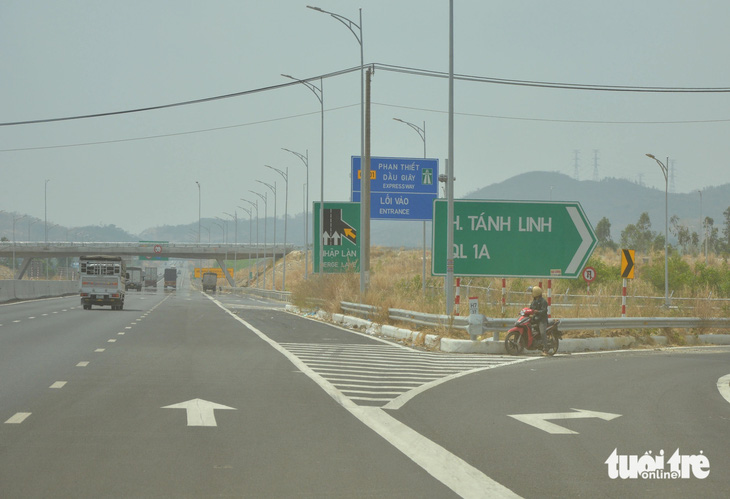Một người đàn ông đi xe máy vào trong nút giao giữa cao tốc Phan Thiết - Dầu Giây với đường tỉnh 720.
