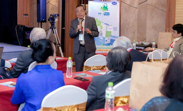 Bac sĩ Võ Quang Phúc phát biểu tại hội thảo